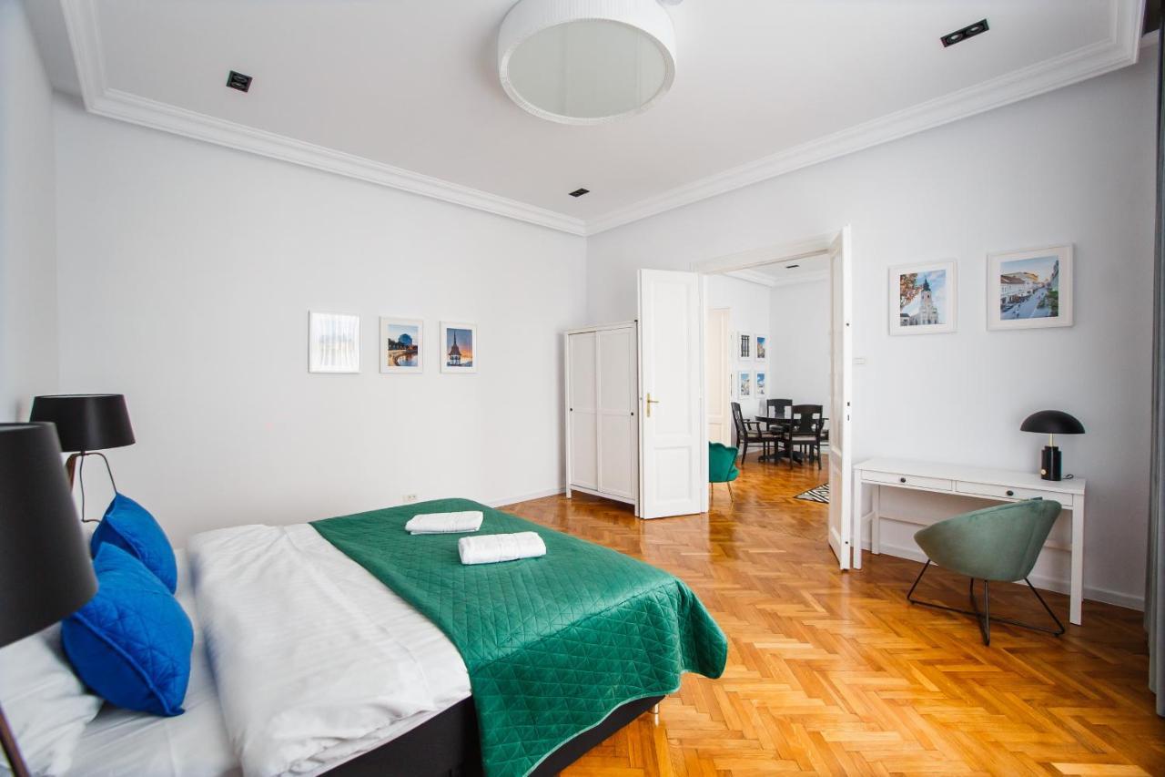 Spacious Riverviews Apartment Near Piata Unirii Oradea Exterior foto